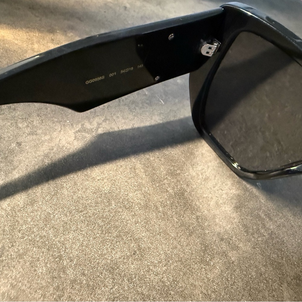 Gucci Black Sunglasses with Gold Logo GG0956S - Picture 5 of 9